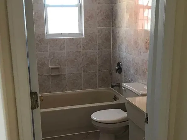 104-43 Ditmars Boulevard image 7 of 12