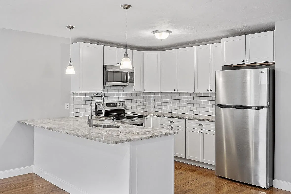 3 bed, 2.5 bath, 1681 sqft, $3,200 — Photo 3