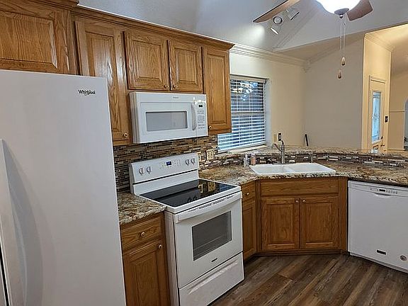 5th image of 1202 Henard Ln