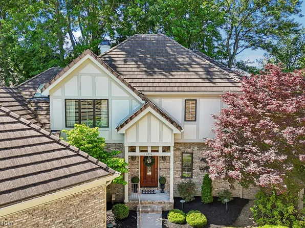 2256 Pebble Cv #15, Westlake, OH 44145