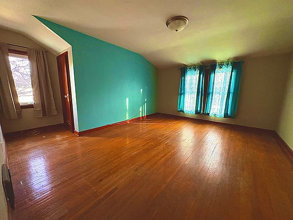4th image of 815 Main St S #815