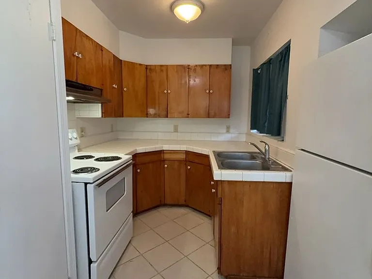 2435 Lakeshore Blvd — Photo 5