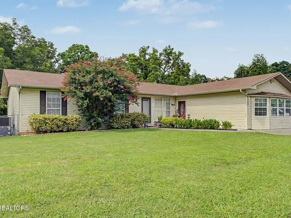 1121 Smokyview Dr, Sevierville, TN 37862