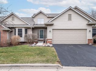6228 Northridge Hills Dr, Brighton, MI