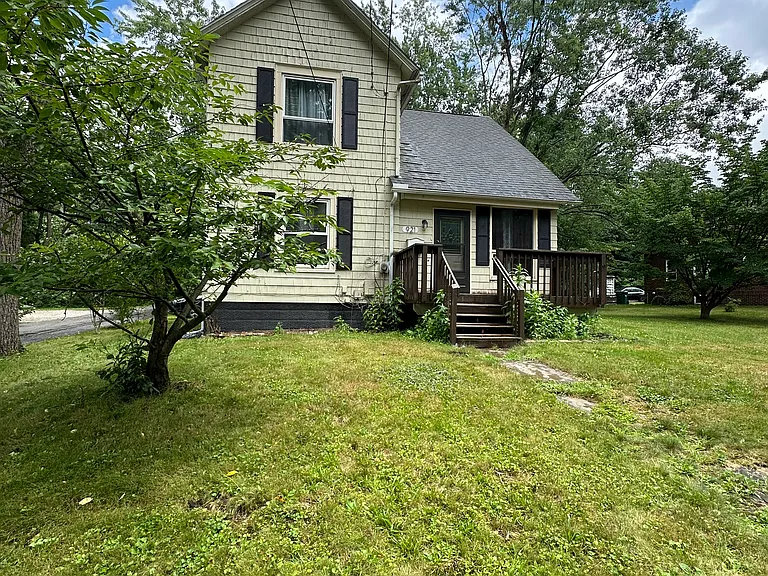 921 Franklin Ave — Photo 1