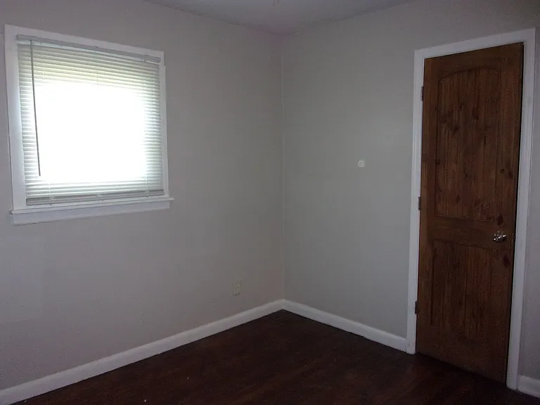 2301-4 Julia Ave — Photo 7