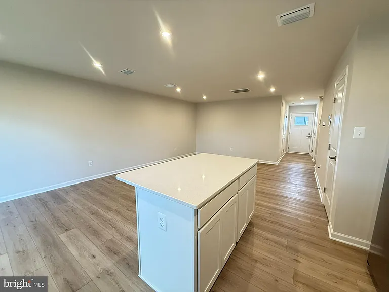 647 Laurelwood Cir — Photo 5