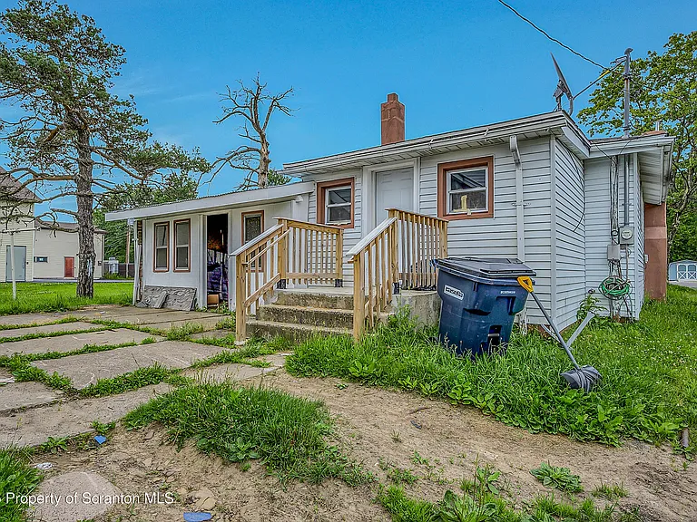 664 Laurel Dr #FRONT — Photo 4