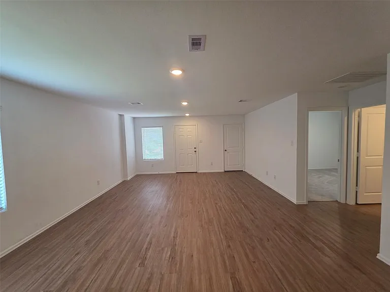 314 Riverwood Village Ln — Photo 5