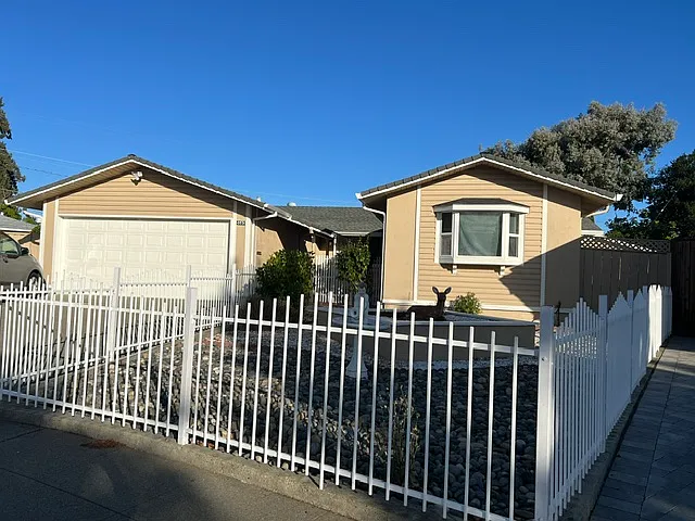 3 bed, 1384 sqft, $4,750 — Photo 1