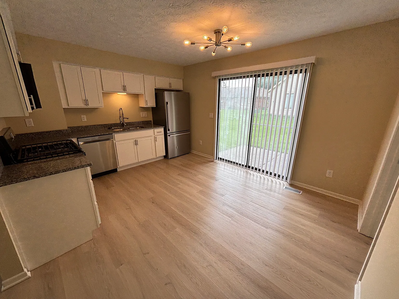2 bed, 898 sqft, $1,395 — Photo 4
