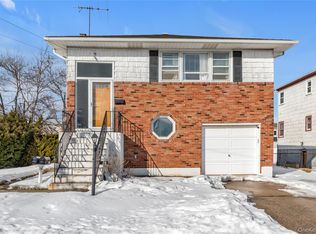 26 Lancaster Rd, Island Park, NY 11558