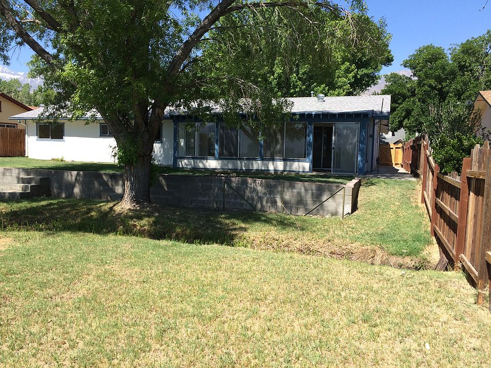 Year-round screened in porch/sun room with new screens, pain