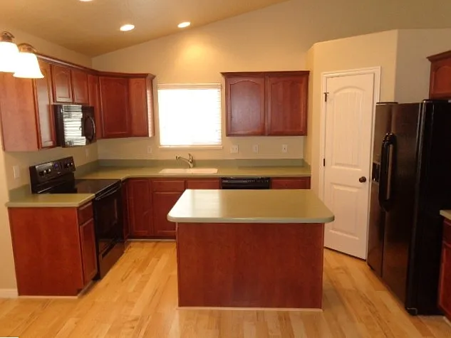 5 bed, 3.0 bath, 2320 sqft, $2,435 — Photo 2