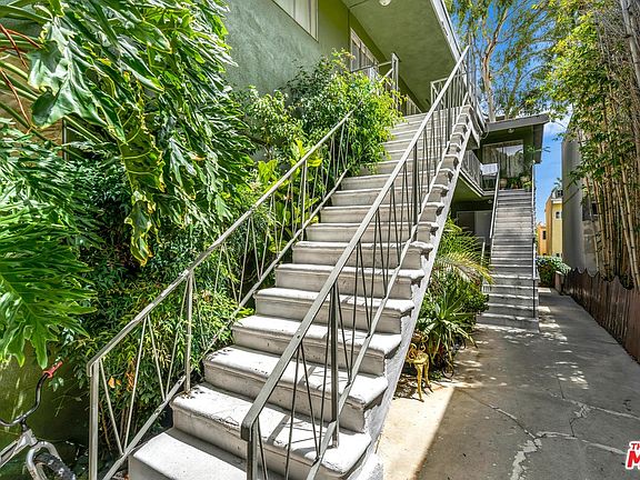 3rd image of 944 N San Vicente Blvd