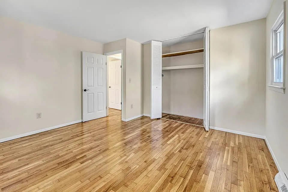 4 bed, 2400 sqft, $3,800 — Photo 4