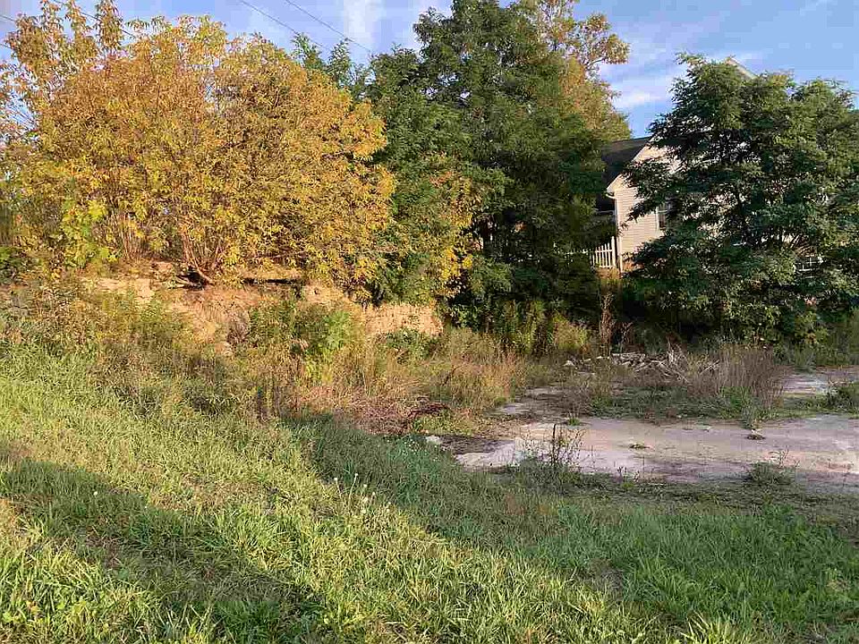 2nd image of 301 301 1/2 Main St