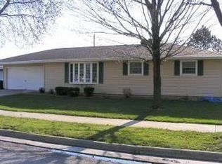 525 Steven St, Combined Locks, WI 54113