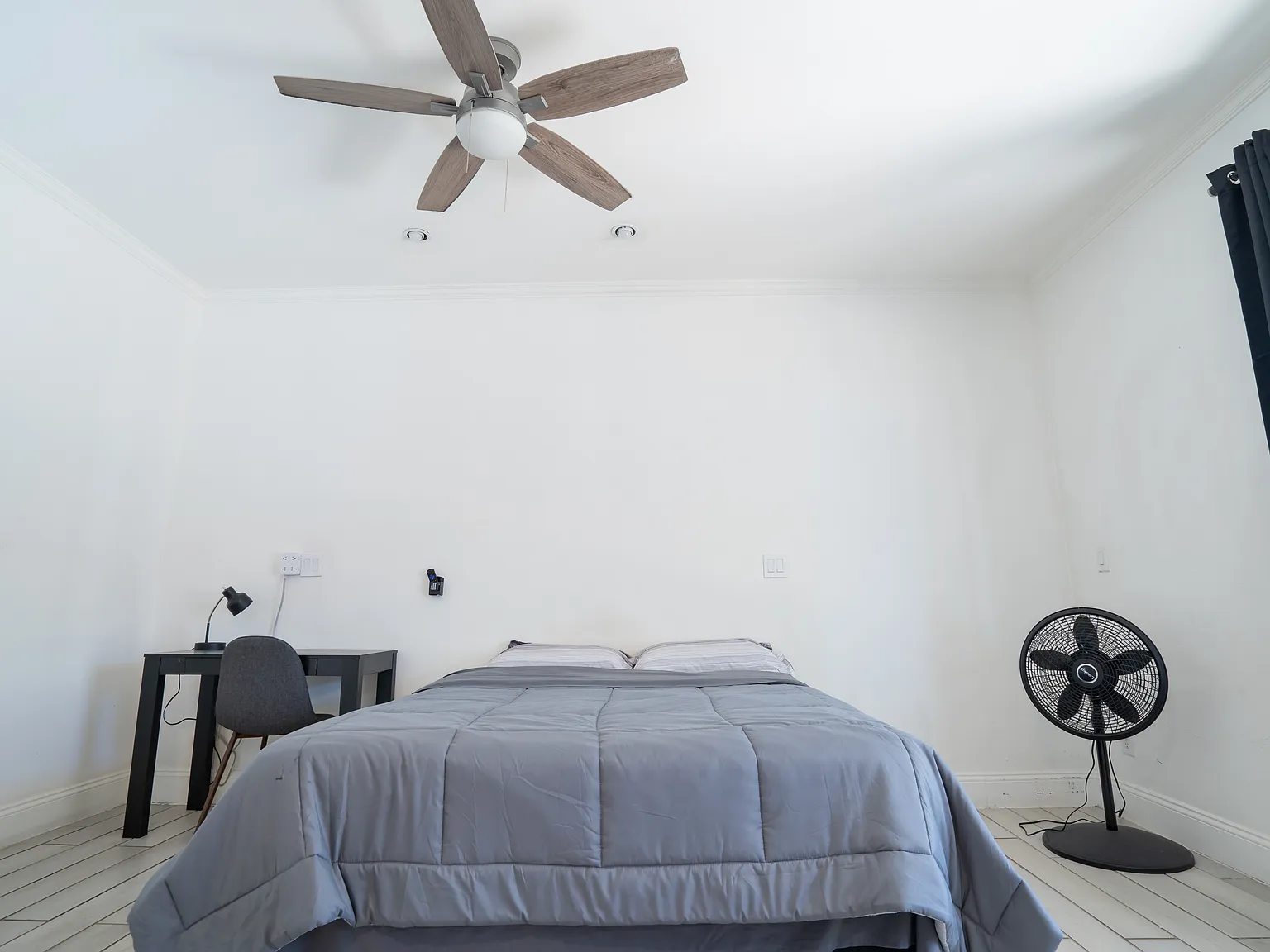 6 bed, 2560 sqft, $1,000 — Photo 1
