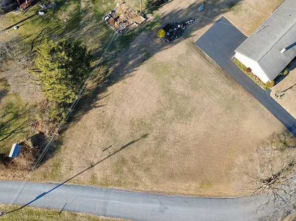 47 Kensington Dr, Chambersburg, PA 17201