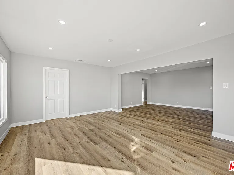 5465 S Victoria Ave — Photo 6