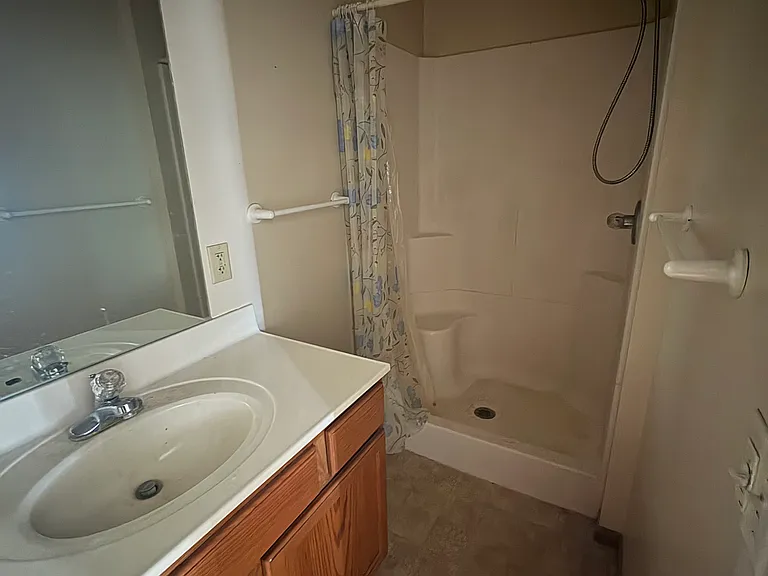 520 Logan St — Photo 4