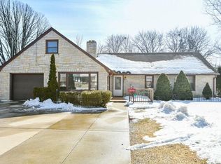 N90W16555 Roosevelt Dr, Menomonee Falls, WI 53051