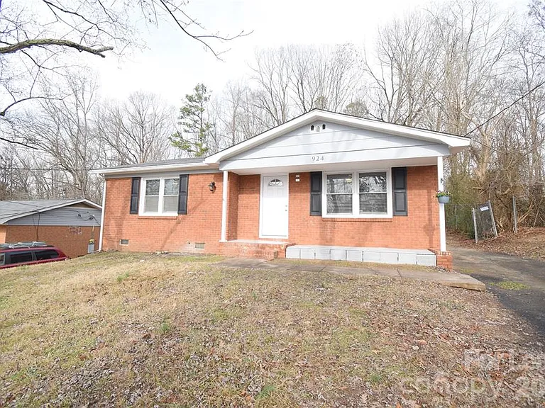924 Edgegreen Dr — Photo 1