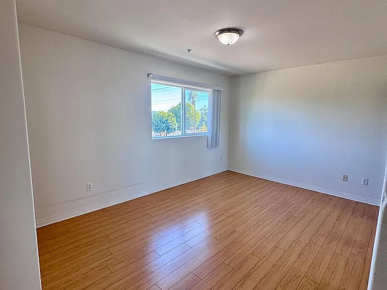 13525 Vanowen St #305 — Photo 18