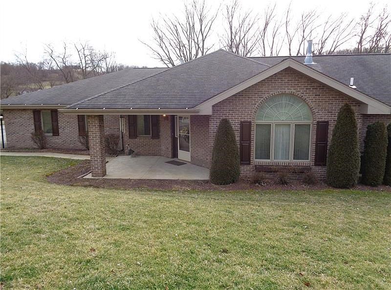 WELCOME HOME TO ONE-LEVEL LIVING IN THIS BEAUTIFUL VILLA~