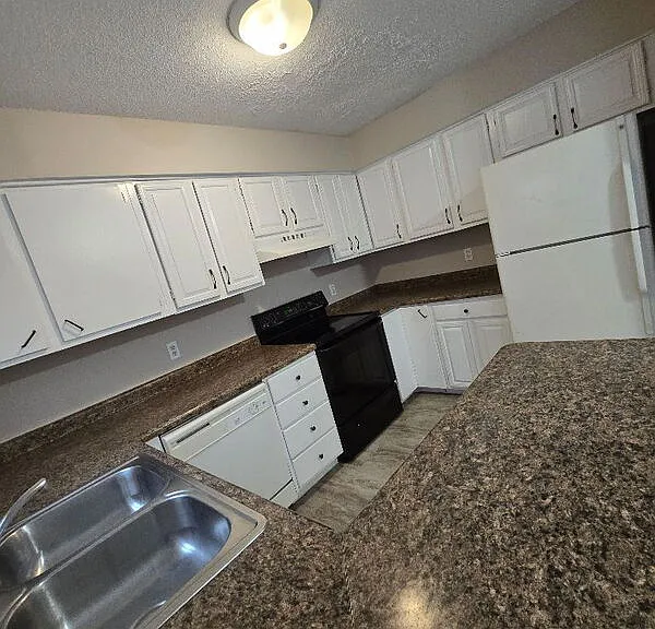 1240 Sampson St — Photo 5