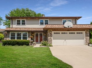 831 Papoose Ct, Carol Stream, IL 60188