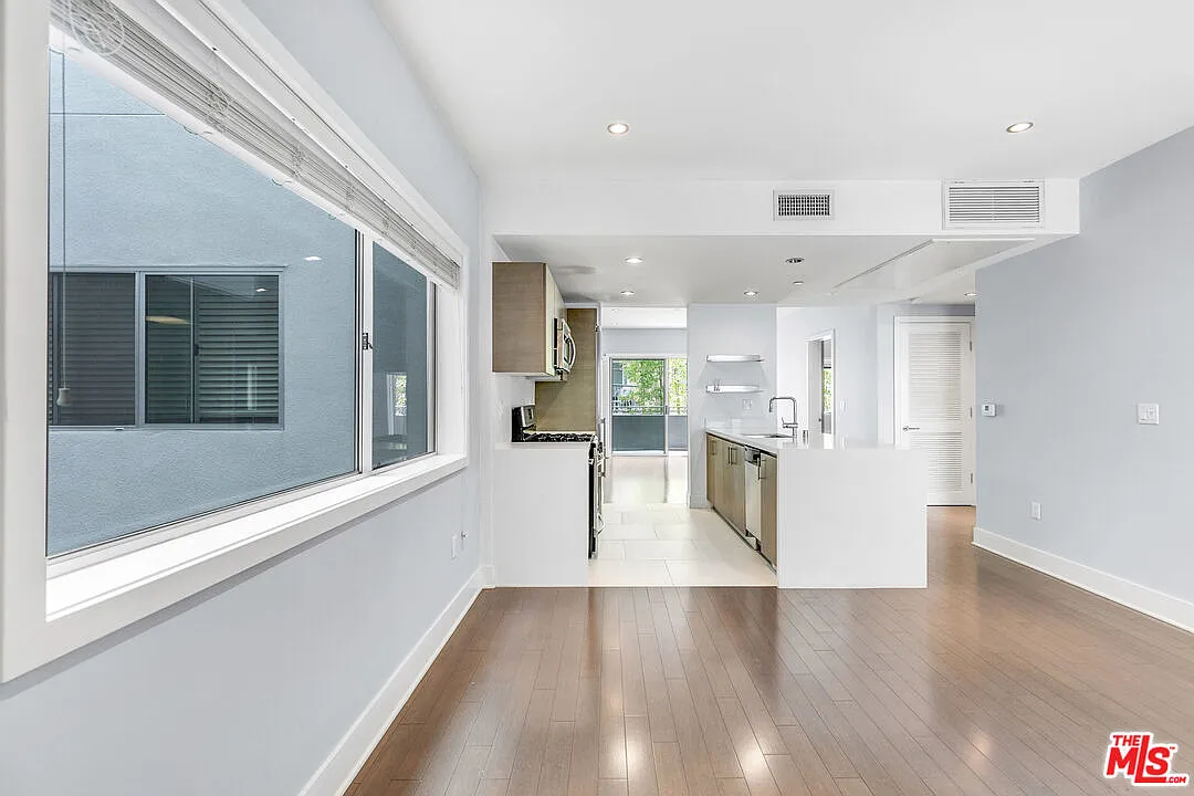 2 bed, 2.0 bath, 1028 sqft, $3,895 — Photo 2