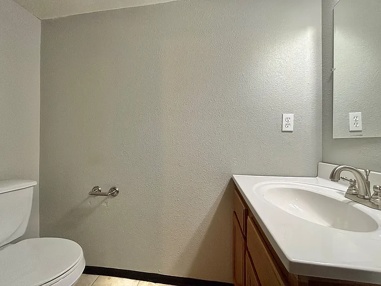 905 E Spence St — Photo 12
