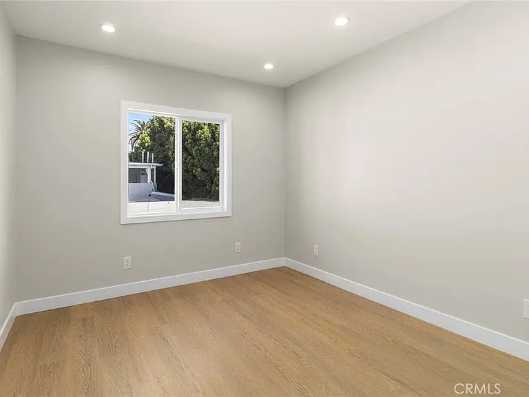 1827 E 4th St #18 — Photo 18