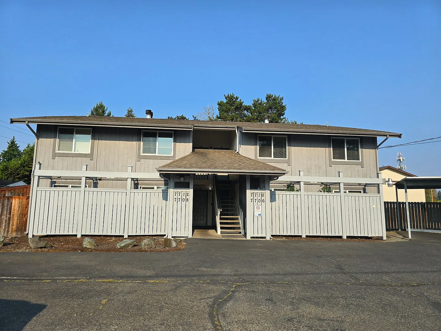 Upper Floor 2 Bedroom with Carport — Photo 2