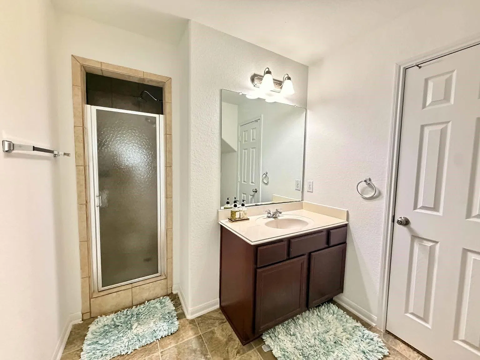 4 bed, 3.0 bath, 2258 sqft, $2,000 — Photo 3