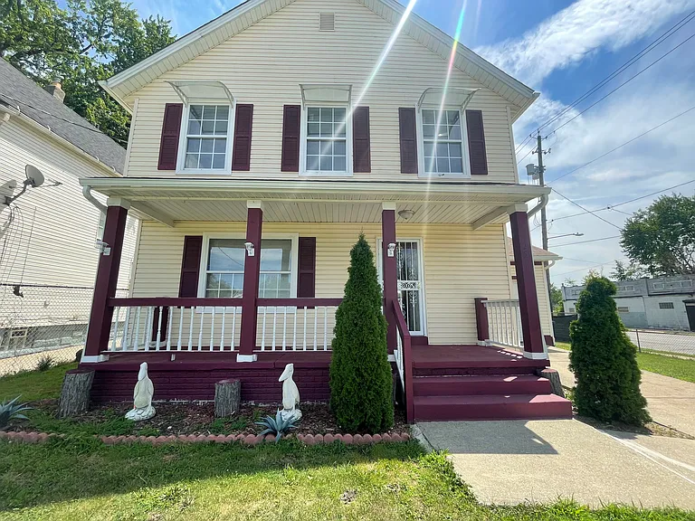 12500 Woodside Ave — Photo 2