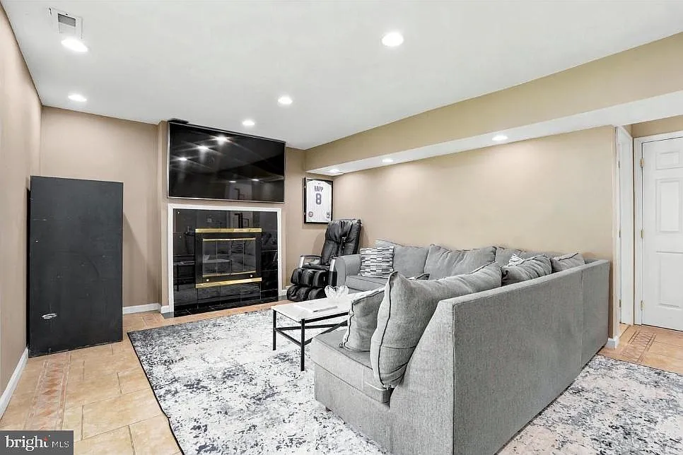 5 bed, 3.0 bath, 21000 sqft, $3,500 — Photo 3