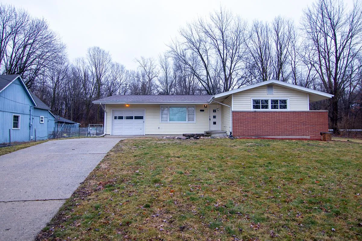 21330 Clare Ave photo 1