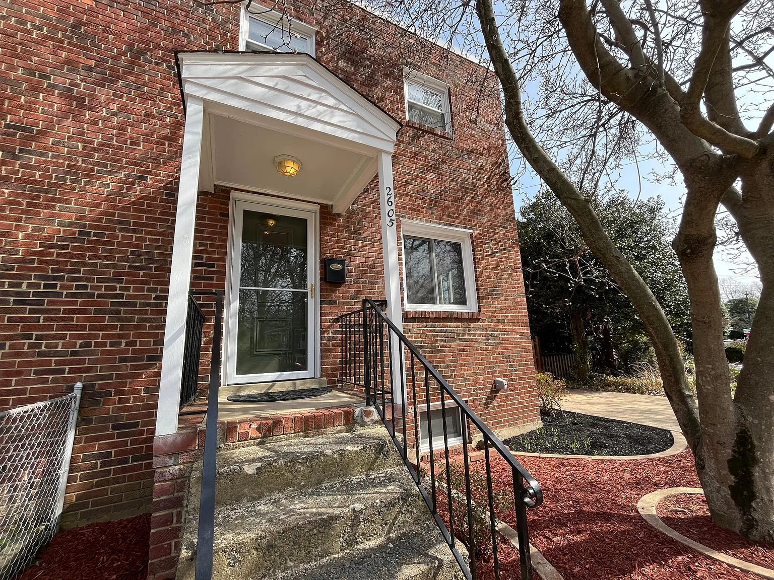 3 bed, 2.5 bath, 2400 sqft, $4,300 — Photo 2