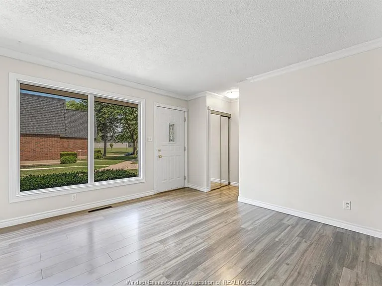 272 Victoria St S #40 — Photo 11