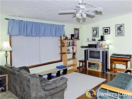 Living room w/cork flooring