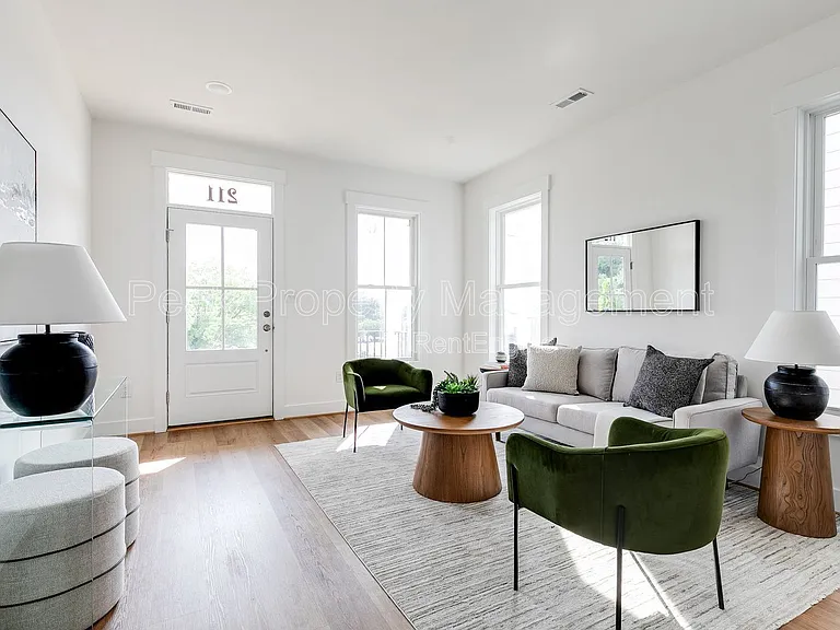 211 E 15th St — Photo 10