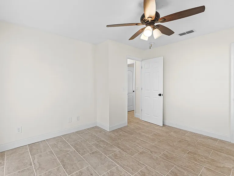 2141 SW Bayshore Blvd — Photo 23