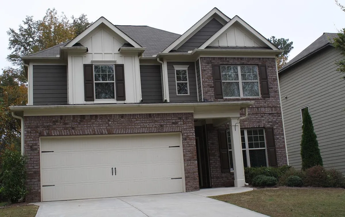 4 bed, 2570 sqft, $2,645 — Photo 1