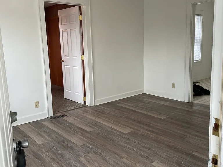 220 W Willow St — Photo 3