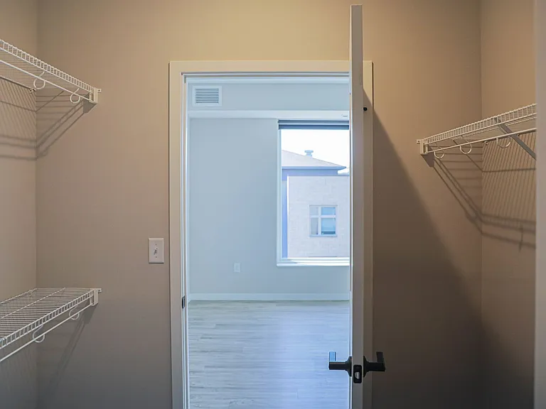 B7 Flats — Photo 116