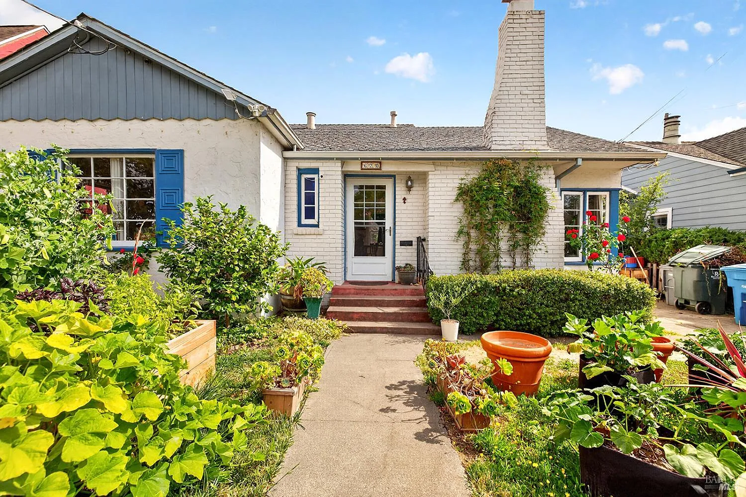620 Dexter Street - Photo 2