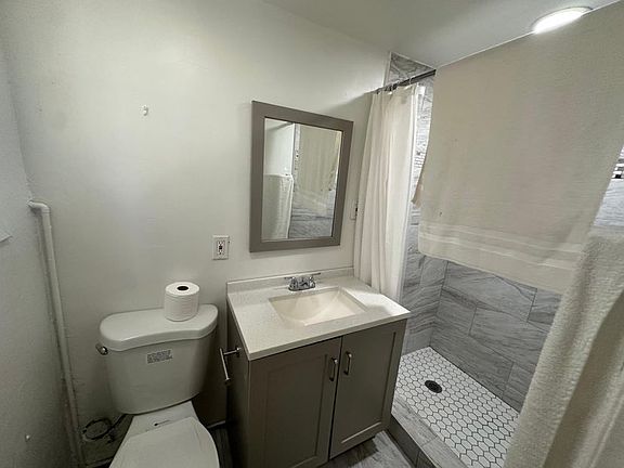 4th image of 2519 Columbia St #2